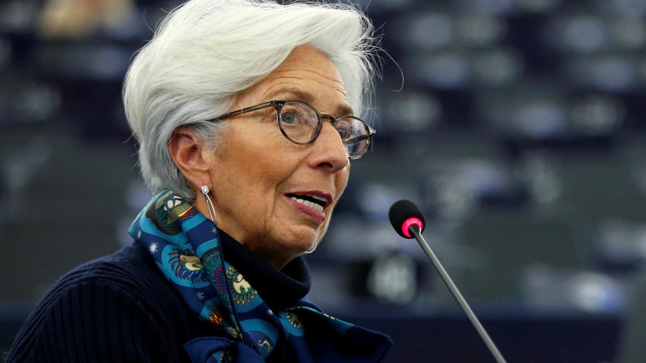 Ekonomika eurozny prochz bezprecedentnm propadem, k prezidentka ECB Christine Lagardeov. Se svmi frankfurtskmi kolegy se nanj sna najt lk.