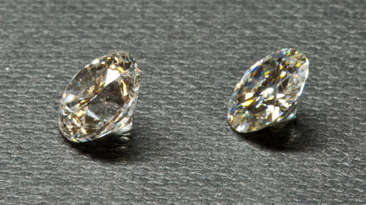 Diamant (vlevo) a náhražka zvaná moissanit nejsou na první pohled k rozeznání.