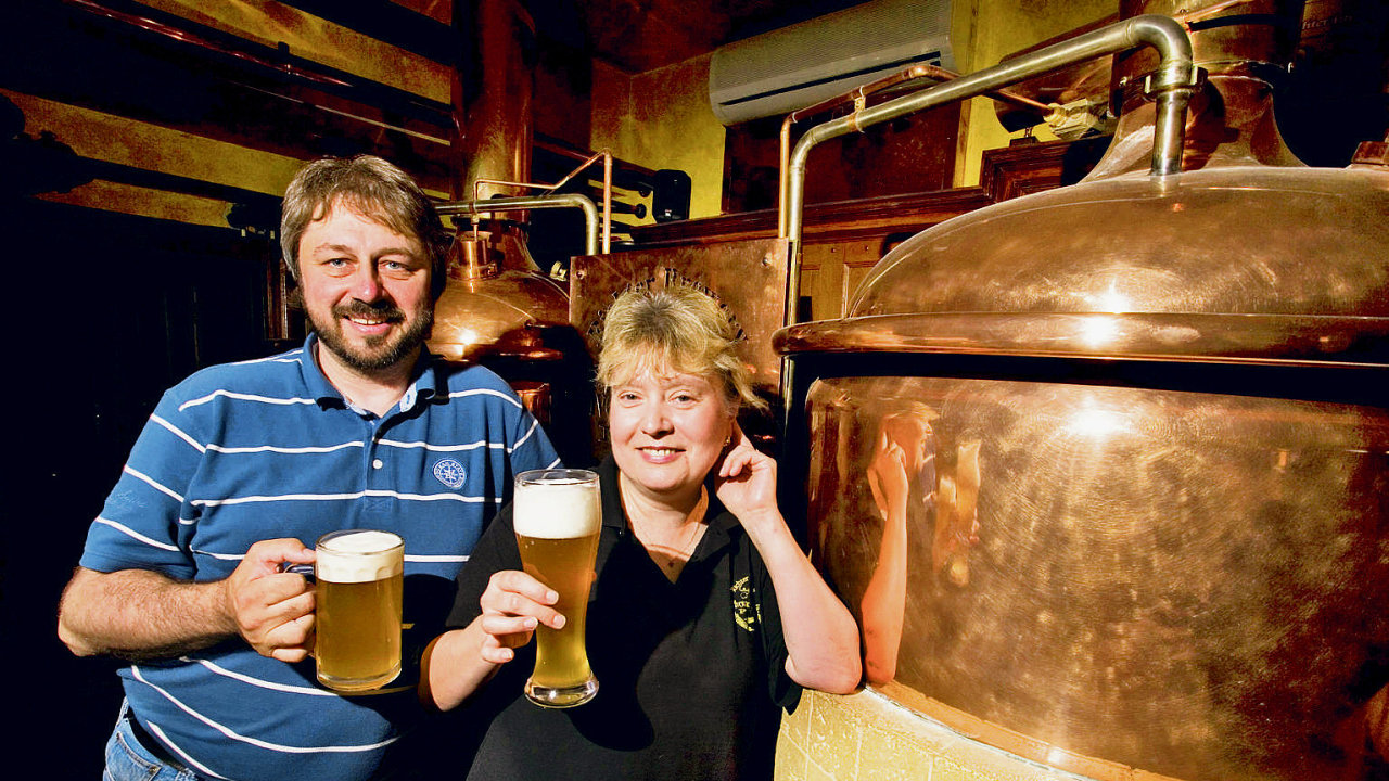 U BULOVKY. V restauraci a pivovaru v Libni nabízejí devìt vlastních druhù piv. Všechny nesou jméno majitele Františka Richtera, který vede podnik se svou ženou Jaroslavou.