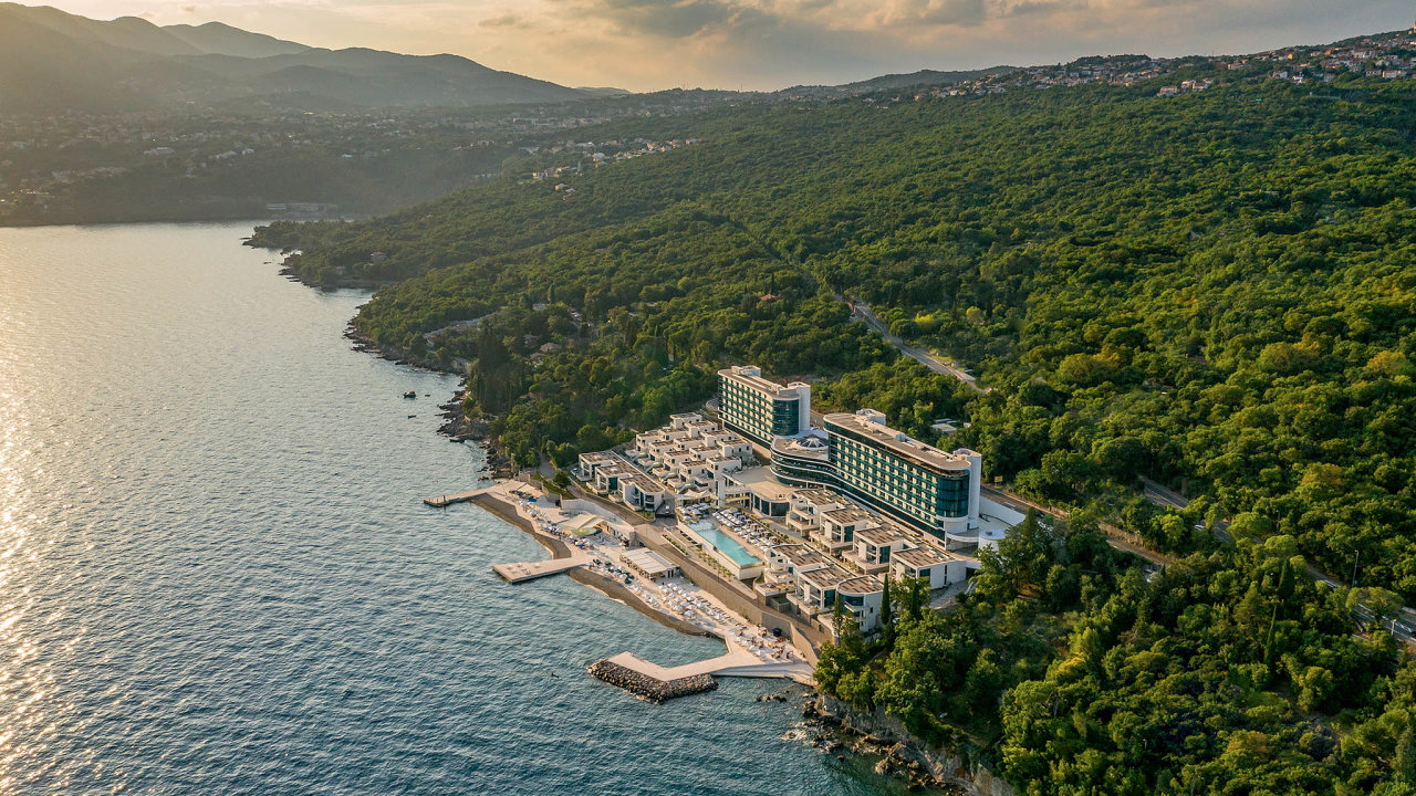 Na břehu chorvatského města Rijeka stojí Hilton Costabella, ambiciózní projekt českého podnikatele Jaroslava Třešňáka, který si Kvarnerskou zátoku oblíbil už v 80. letech.