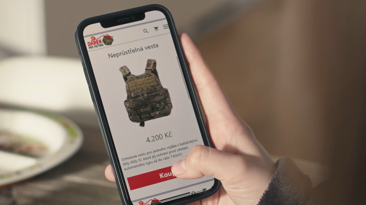 Nová kampaò Dárek pro Putina pøichází s fiktivním e-shopem, kde si zákazníci mohou koupit zbranì a vybavení do války.