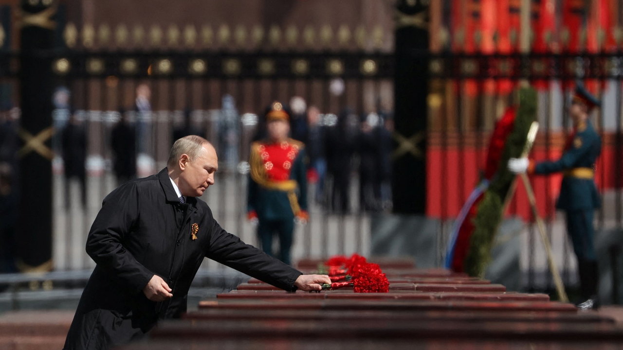 Rusk prezident Vladimir Putin v den vtzstv 9. kvtna 2022 pokld kvtiny na hrob neznmho vojna v Moskv.