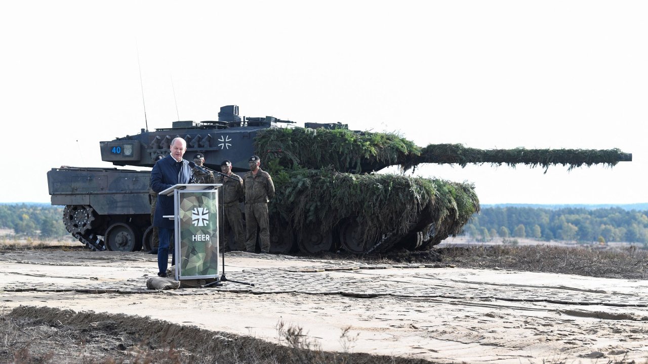 Nìmecký kancléø Olaf Scholz pøi projevu o stavu armády v øíjnu loòského roku. Za ním tank Leopard 2.