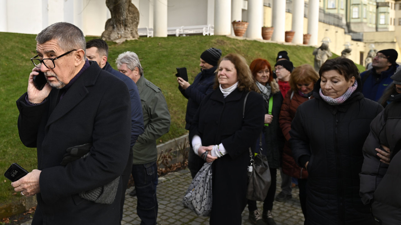 L�dr ANO a prezidentsk� kandid�t Andrej Babi� �ek� ve front� na korunova�n� klenoty.