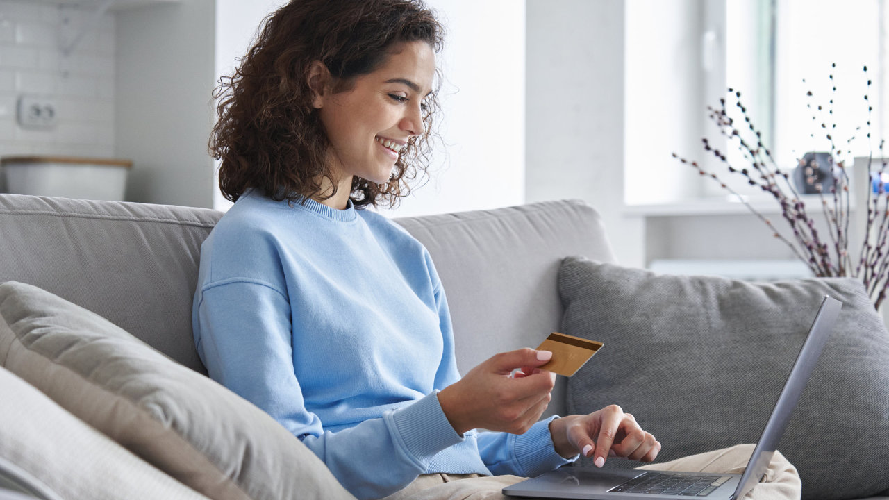 Ochrana dat naprvnm mst. Pi online platb je klov ochrana citlivch daj, jako jsou osobn data zkaznk, finann informace i smlouvy. Zklad tvo ifrovn, zlohovn apsn kontrola