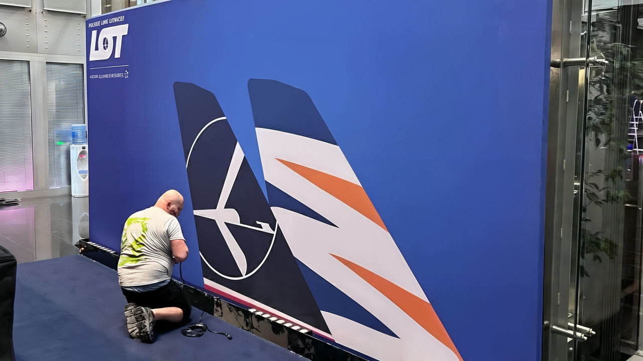 Ppravy na spolenou tiskovou konferenci LOT / Smartwings.