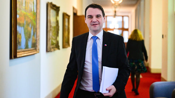 Macinkův úřad otálí s výběrem nového ředitele inspekce. Motoristé podle kritiků teprve hledají &bdquo;svého člověka&ldquo;