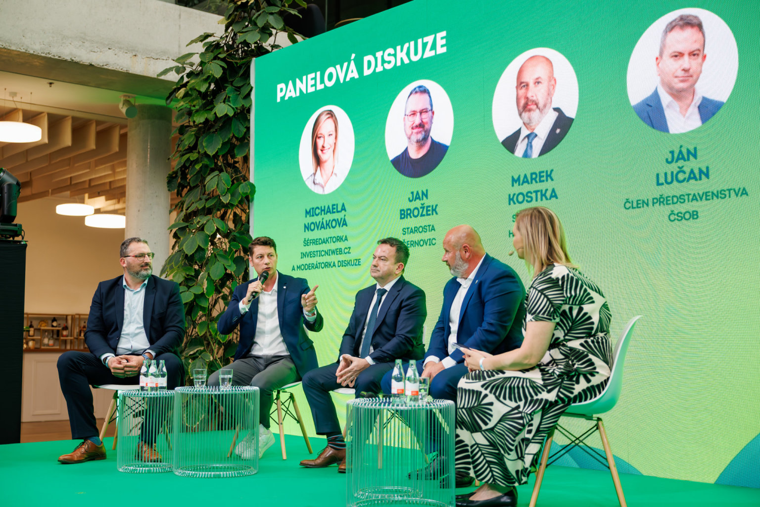 Na panelov� debat� vystoupili Jan Bro�ek (starosta �ernovic), Jakub Rychteck�...