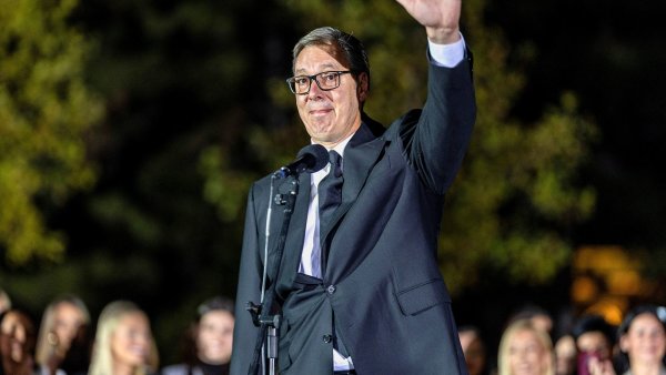 Srbsk� prezident Aleksandar Vu�i� m�v� ob�an�m p�ed budovou prezidentsk�...