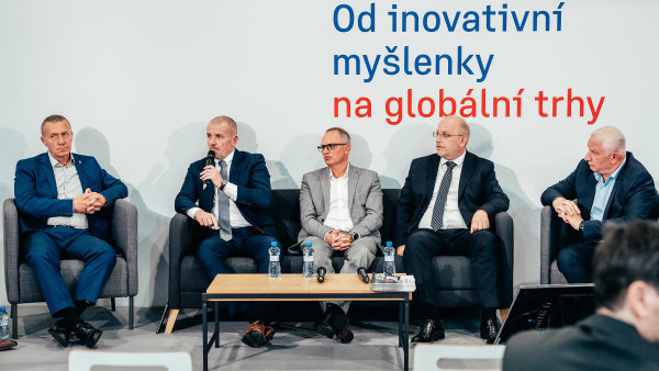 Diskutující (zleva): Daniel Krumpolc, CEO ČEB, Petr Popelář, CEO MORAVIA...