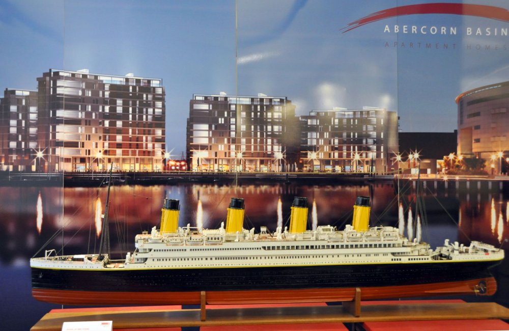 V Belfastu staví Titanic Quater Na místě loděnic Harland and Wolff v severoirském Belfastu, kde byl postaven Titanic, vyrůstá nová čtvrť Titanic Quarter. Na snímku je model Titaniku a projekt nové čtvrti.