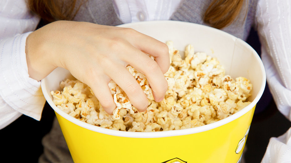 Popcorn jed lid u 9 tisc let. Mus ho vak jst i pi sledovn film v kin?