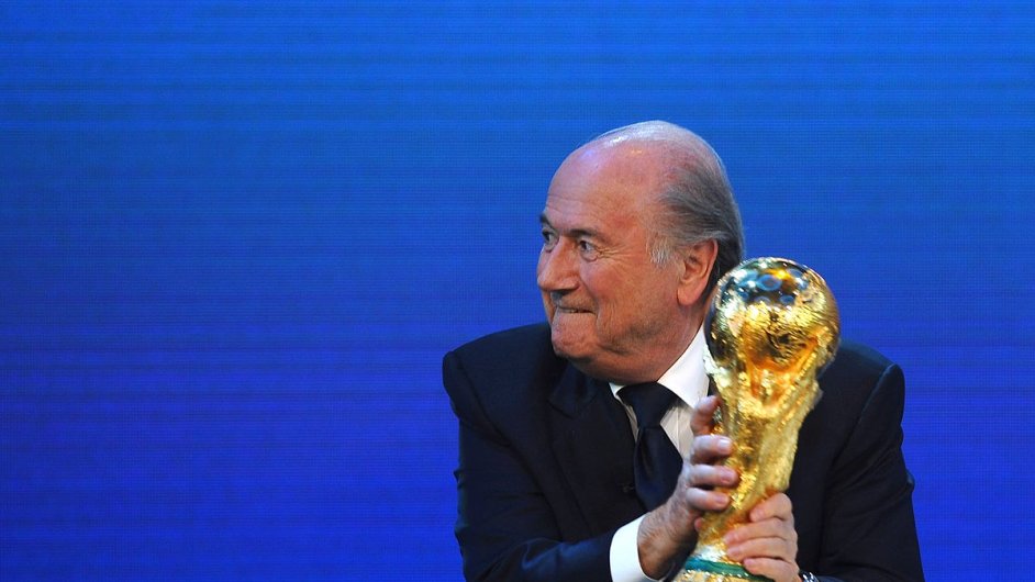 f FIFA Sepp Blatter nejprve volbu Kataru vtal, te se o ampiont boj