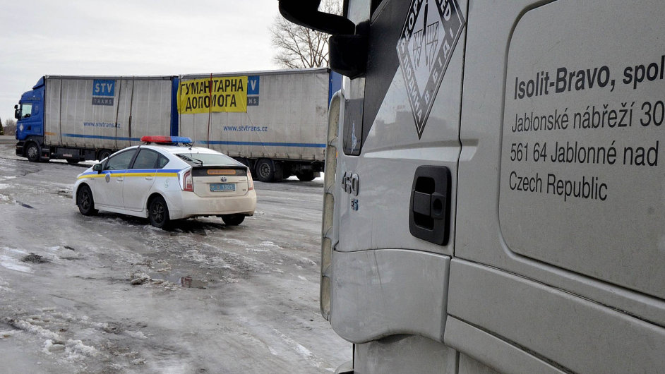 Humanitrn konvoj, kter Isolit-Bravo vypravil spolu s organizac lovk v tsni, dostal v Polsku i na Ukrajin policejn doprovod. Kolona u je zase na cest zpt do eska.