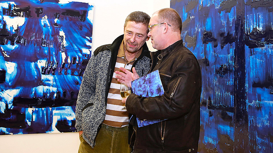 Martin Mainer (vlevo) pøi vernisáži pøed obrazem Blue
