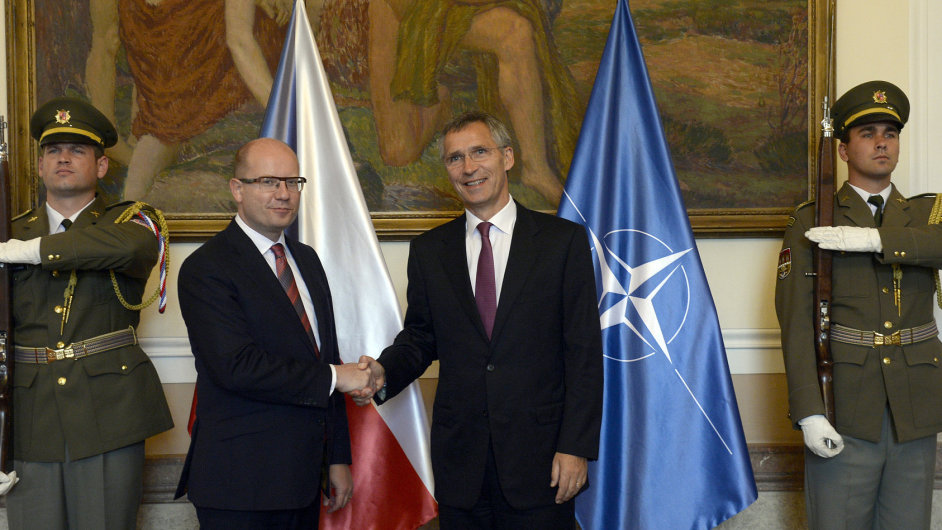 Pedseda vldy Bohuslav Sobotka se setkal 9. z v Praze s generlnm tajemnkem NATO Jensem Stoltenbergem.