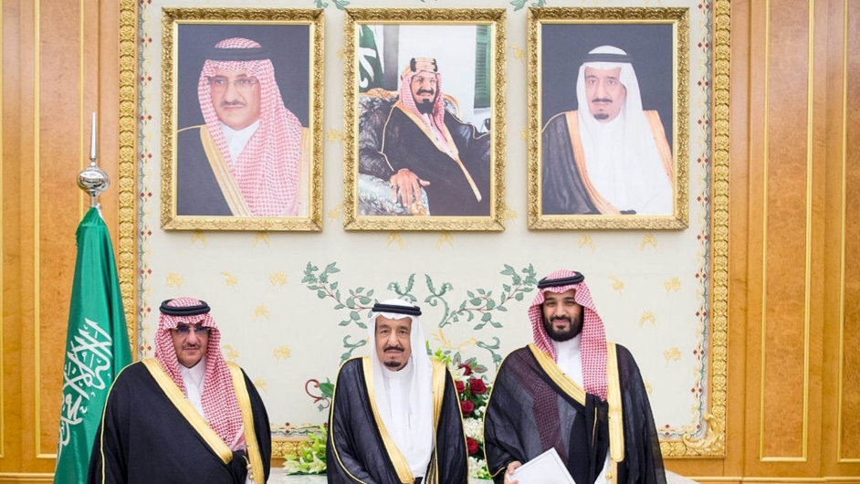 Nov vtr. Princ Muhammad bin Salmn (vpravo) ot kormidla sttn ekonomiky pod dohledem svho otce, krle Salmna (uprosted), akorunnho prince Muhammada bin Najfa.