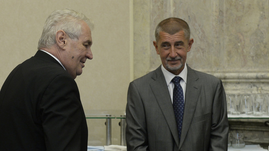 Prezident Milo Zeman (vlevo) a ministr financ Andrej Babi se 12. z v Praze zastnili jednn tripartity.