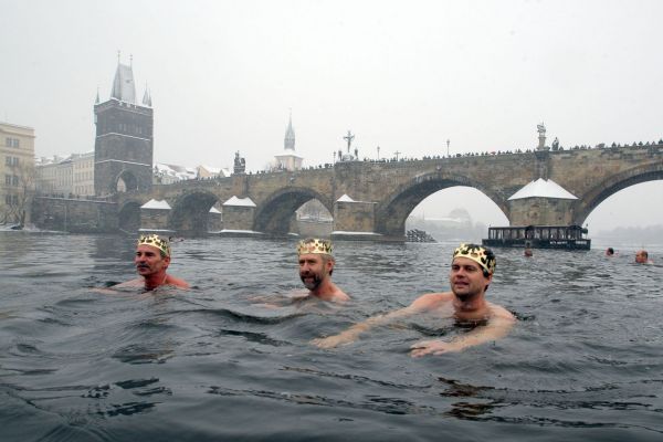 Foto: Otu�ilci ve Vltav� na T�i kr&aacute;le. Po�as&iacute; je ide&aacute;ln&iacute;. Pod nulou, bezv�t�&iacute;. A sn�&iacute;