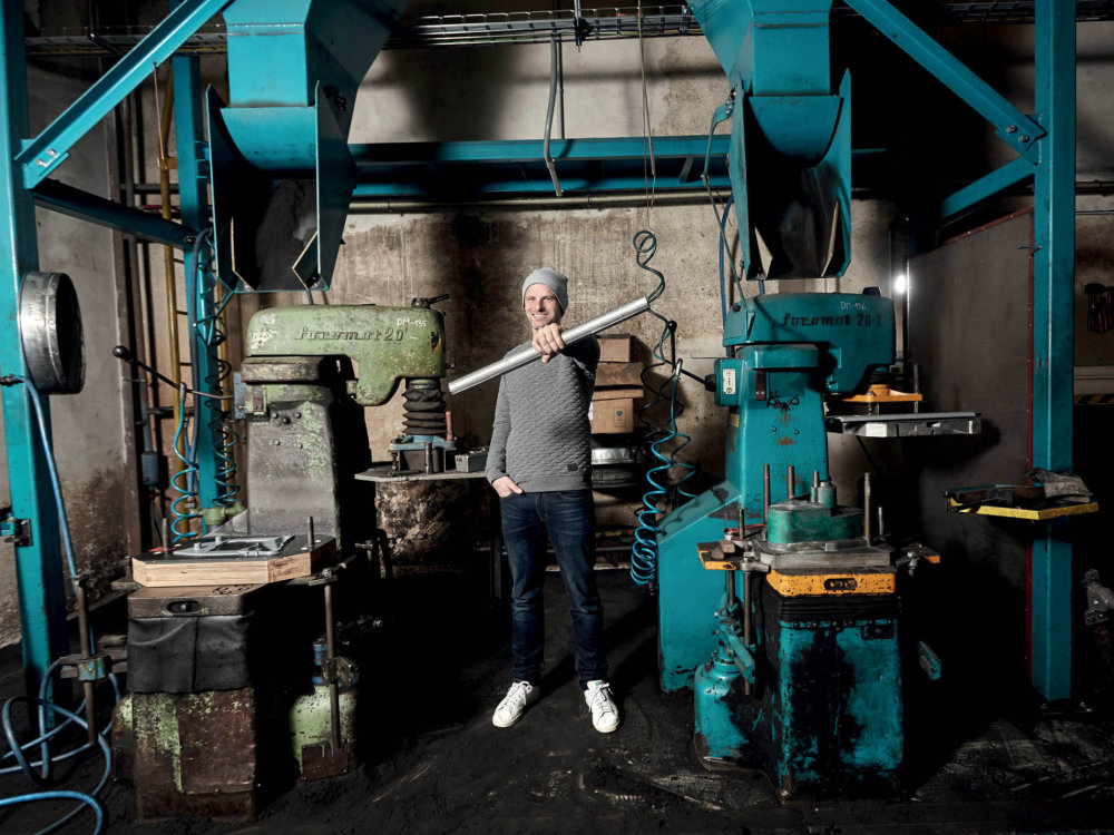...říká Michael Moureček, který vítězně mává trubkou odlitou z recyklovaných kávových kapslí.