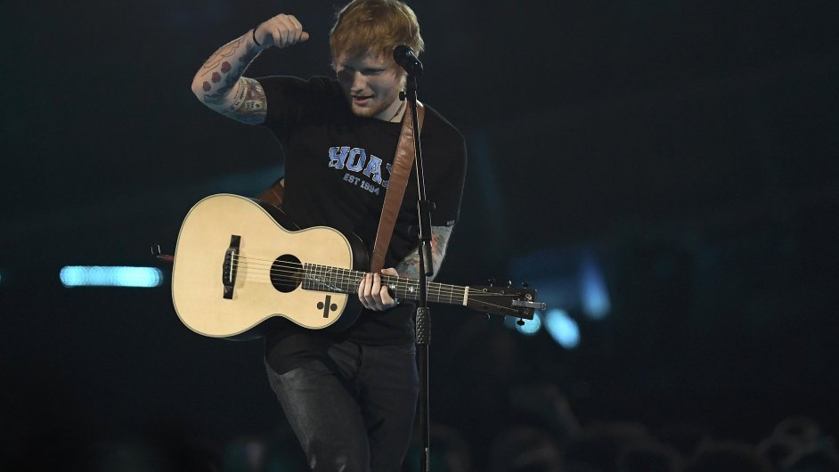 Britsk zpvk Ed Sheeran koncem nora vystoupil na pedvn Brit Awards v londnsk O2 aren.