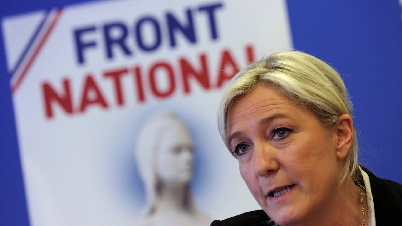 Bval pedseda FN a otec Marine Le Penov (na fotce) byl zbaven poslaneck imunity kvli xenofobnm vrokm.