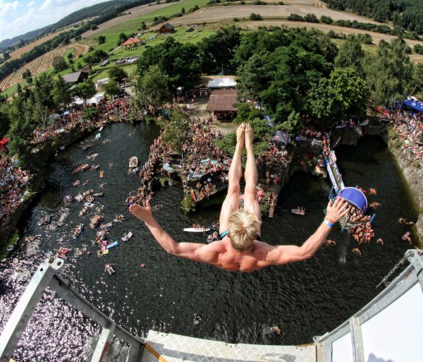 V&yacute;&scaron;ka, ze kter&eacute; se taj&iacute; dech. Tak se v st�edo�esk&eacute;m lomu sk&aacute;�e do vody z 16 metr�