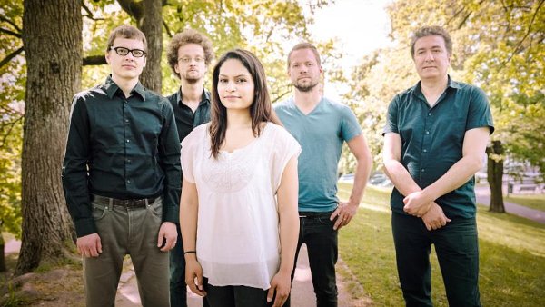 Sestavu Bansal Band vede houslistka Harpreet Bansalová (uprostřed), první zleva je český klavírista Vojtěch Procházka.