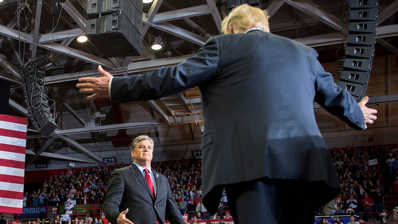 Modertor Fox News Sean Hannity vystoupil loni vlistopadu pmo poboku Donalda Trumpa naprezidentov pedvolebnm shromdn vMissouri.