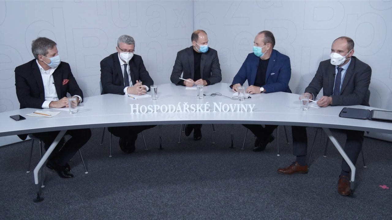 O budoucnosti prùmyslu diskutovali (zleva): Martin Wichterle (Wikow), Karel Havlíèek (ministr prùmyslu), moderátor Radek Špicar (Svaz prùmyslu), Václav Novák (M.L. Moran) a Vítìzslav Lukáš (ABB).
