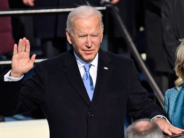 Ameri�an&eacute; se mus&iacute; sjednotit, aby mohli spole�n� bojovat proti v&yacute;zv&aacute;m, kter&yacute;m �el&iacute;, v�etn� pandemie covidu-19 �i rasismu a vnit�n&iacute;ho terorismu. V prvn&iacute;m projevu ve funkci prezidenta to �ekl Joe Biden.