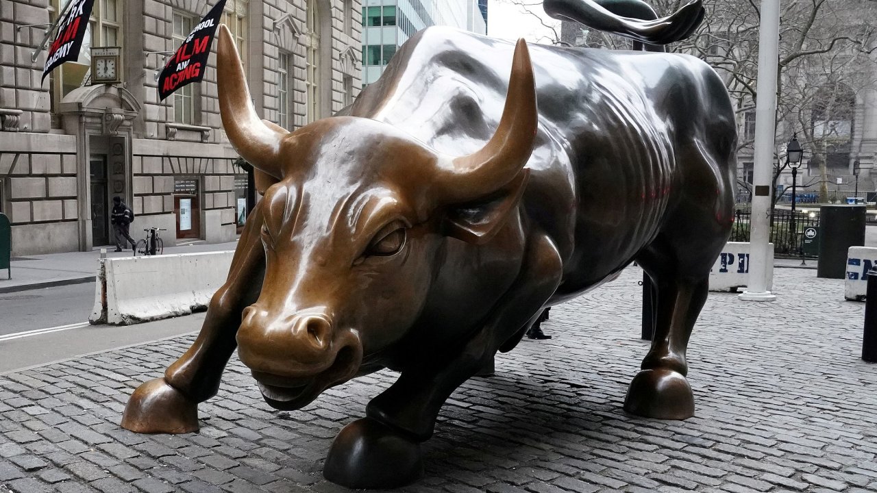 Socha býka na Wall Street.