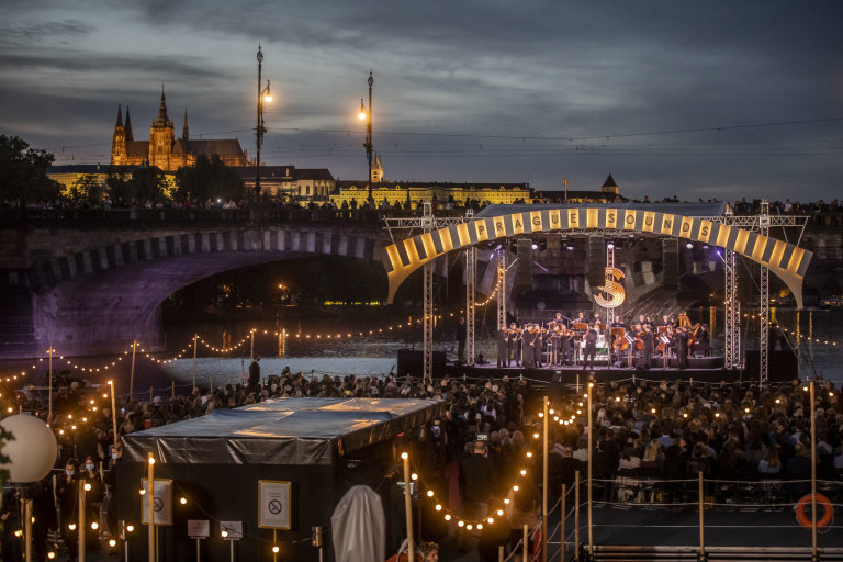 P�edch�dce festivalu Prague Sounds, koncert Hope for Prague ze z��� 2020.