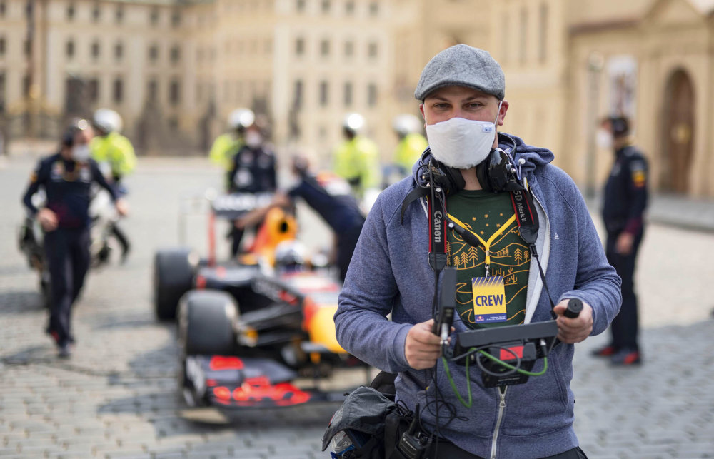 Pod režijním vedením Markuse Kruga formule 1 ze stáje Red Bull projela centrem Prahy (na snímku), Vysokými Tatrami nebo krajinou jižní Moravy. Natáčelo se pět dnů s padesátičlenným štábem.