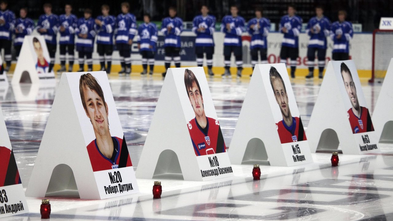 Portrty hokejist Jaroslavle, kte zahynuli pi stedenm netst, na led arny v Minsku pi smutenm setkn.