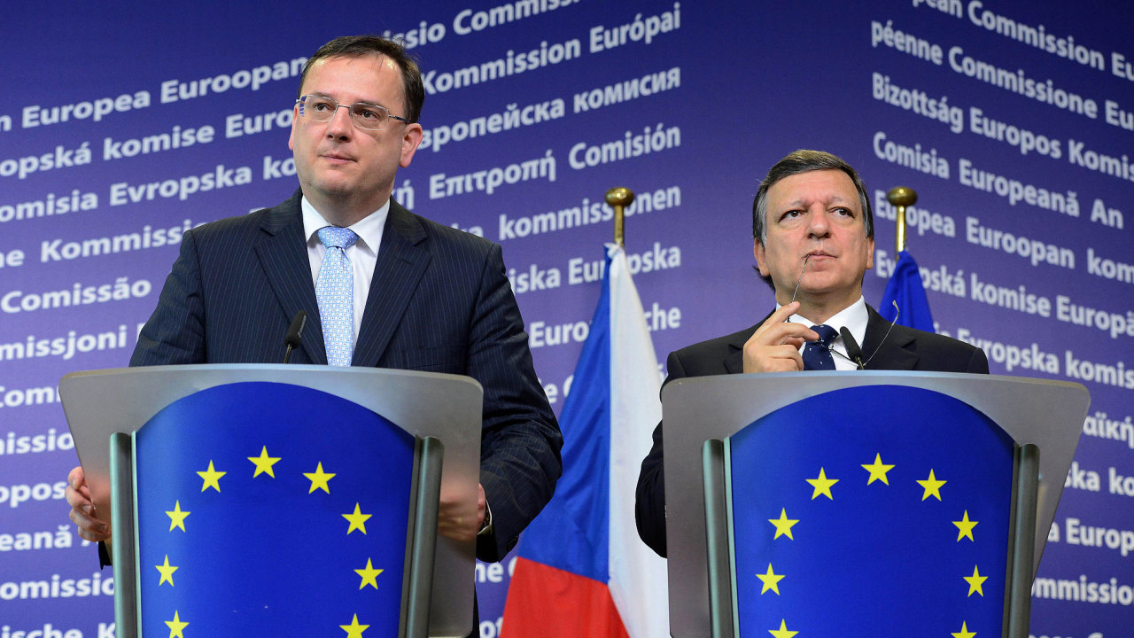 Premir Petr Neas po jednn s pedsedou Evropsk komise Josm Barrosem.