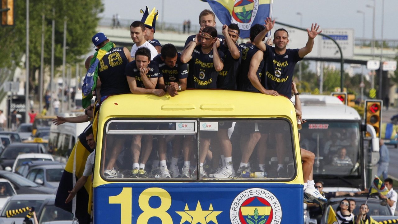 Fotbalist Fenerbahce oslavuj zisk osmnctho titulu v tureck lize