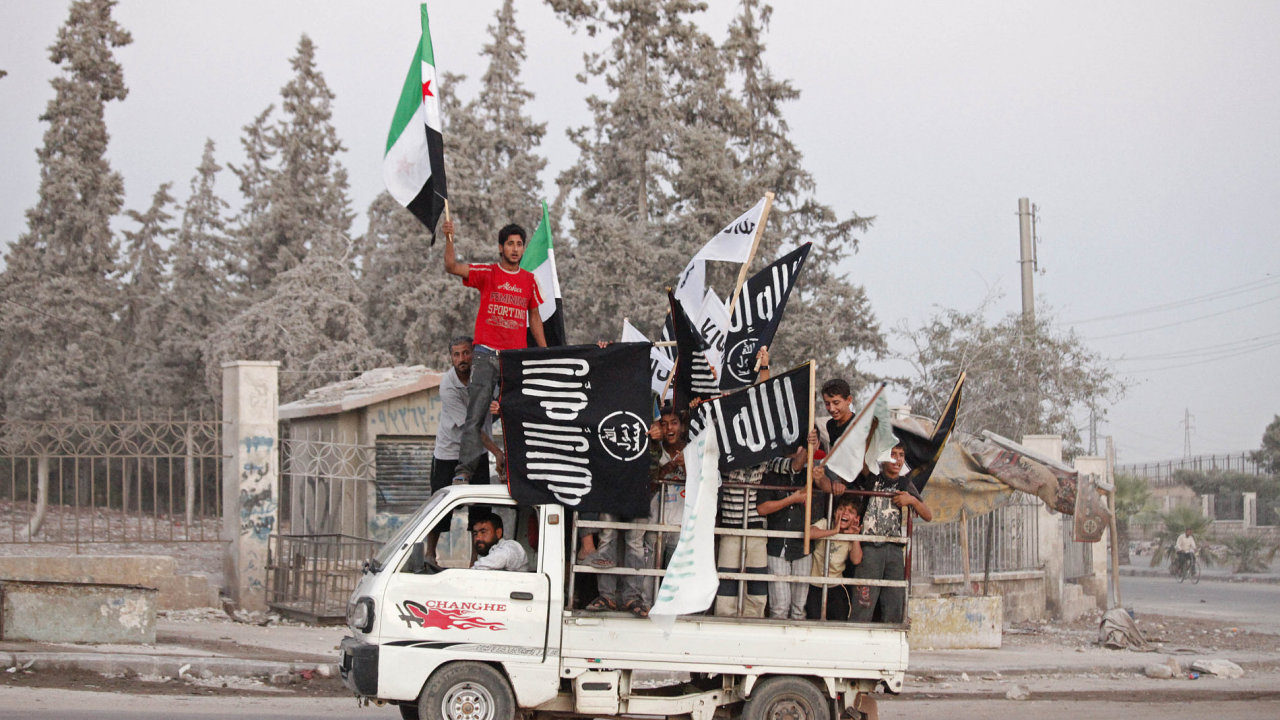 Povstalci s vlajkami v Allepu