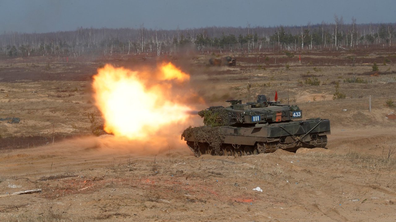 Nìmecký tank Leopard 2 bìhem cvièení NATO v roce 2021.
