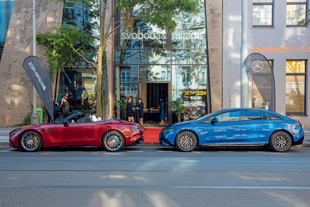Generálním partnerem večera byl Mercedes‑Benz, který na akci přivezl své vozy.
