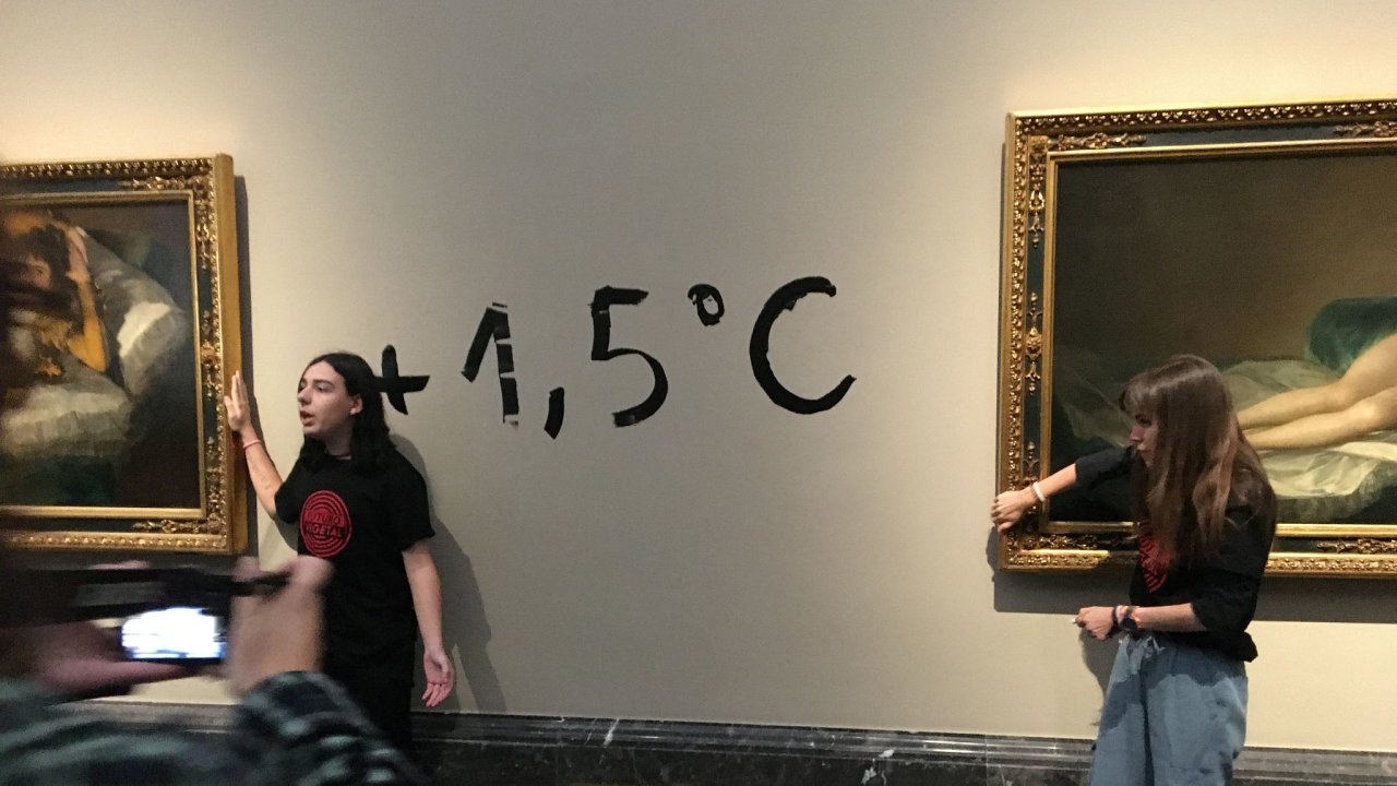 Klimatick aktivistky pilepen v galerii k rmu obrazu Francisca Goyi