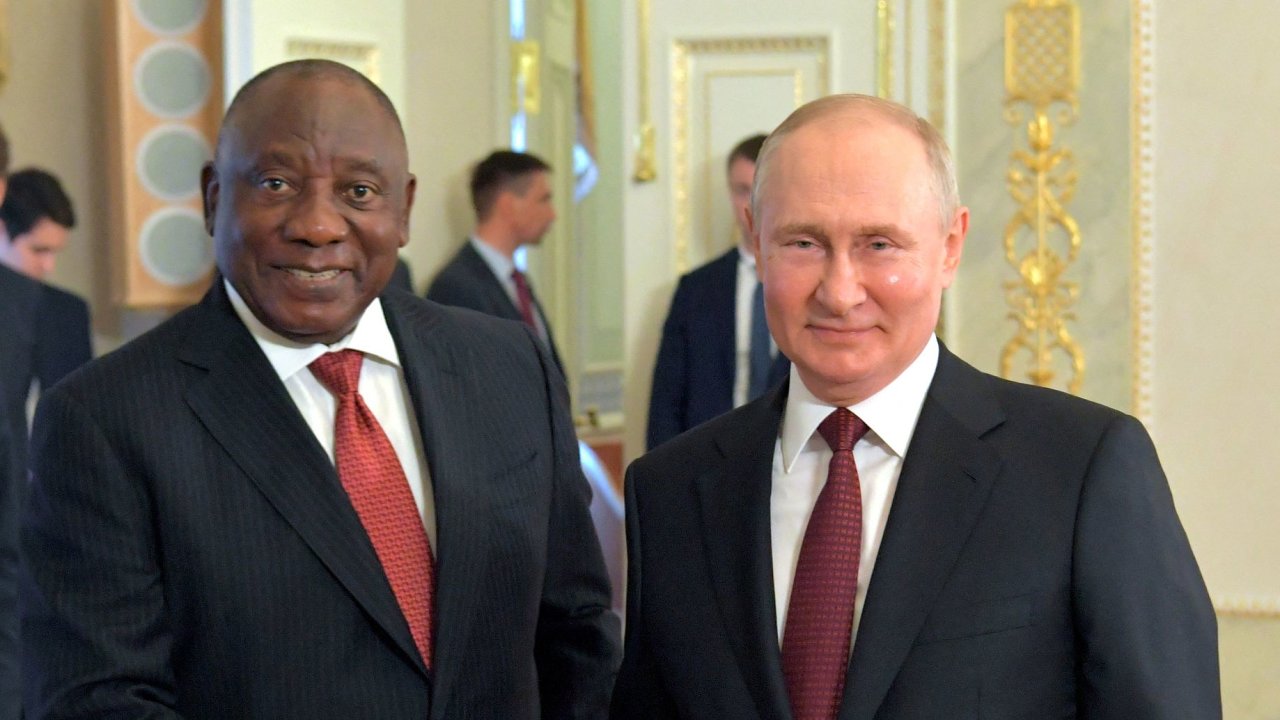 Mr hned. Jihoafrick prezident Cyril Ramaphosa vyzval Rusko a Ukrajinu, aby zaaly jednat o konci vlky.