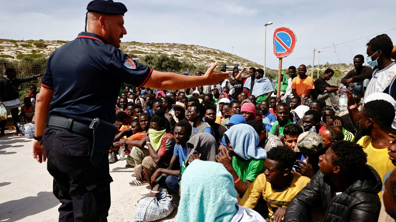 Do Evropy ne. Vznik pln na zsadn omezen ilegln migrace, jako je ta na italsk ostrov Lampedusa.