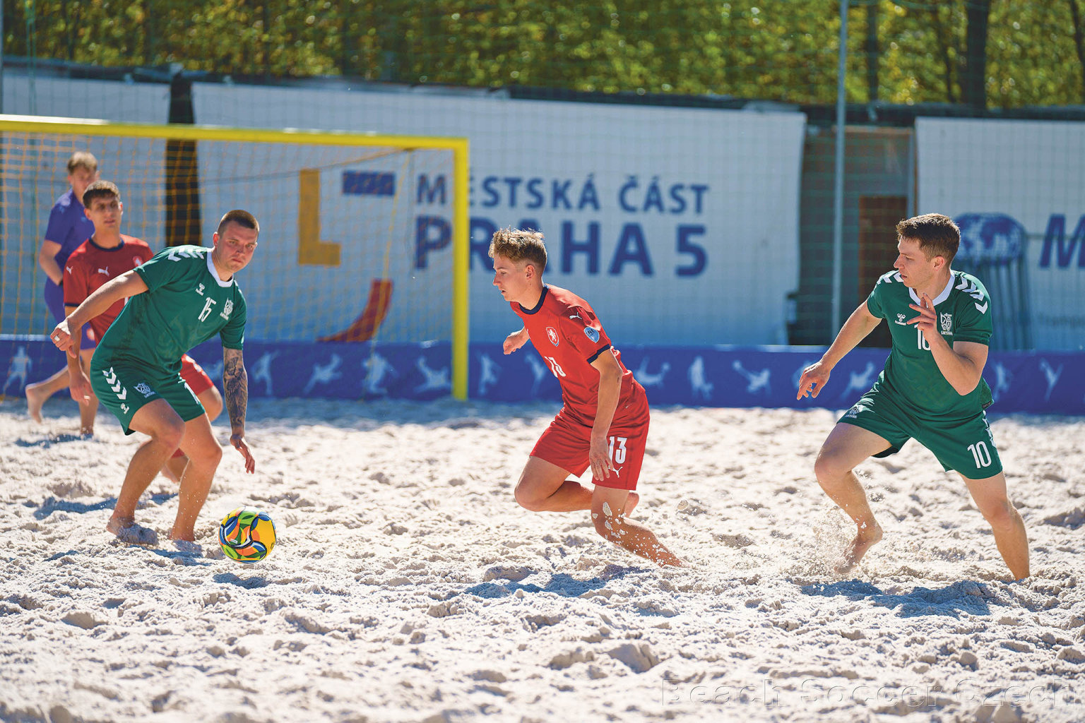 Plážový fotbal má na pražské Radlické ulici první stálé hřiště v Česku, dokonce s osvětlením a tribunou. (Foto: Petr Špírek) Plážový fotbal má na pražské Radlické ulici první stálé hřiště v Česku, dokonce s osvětlením a tribunou.