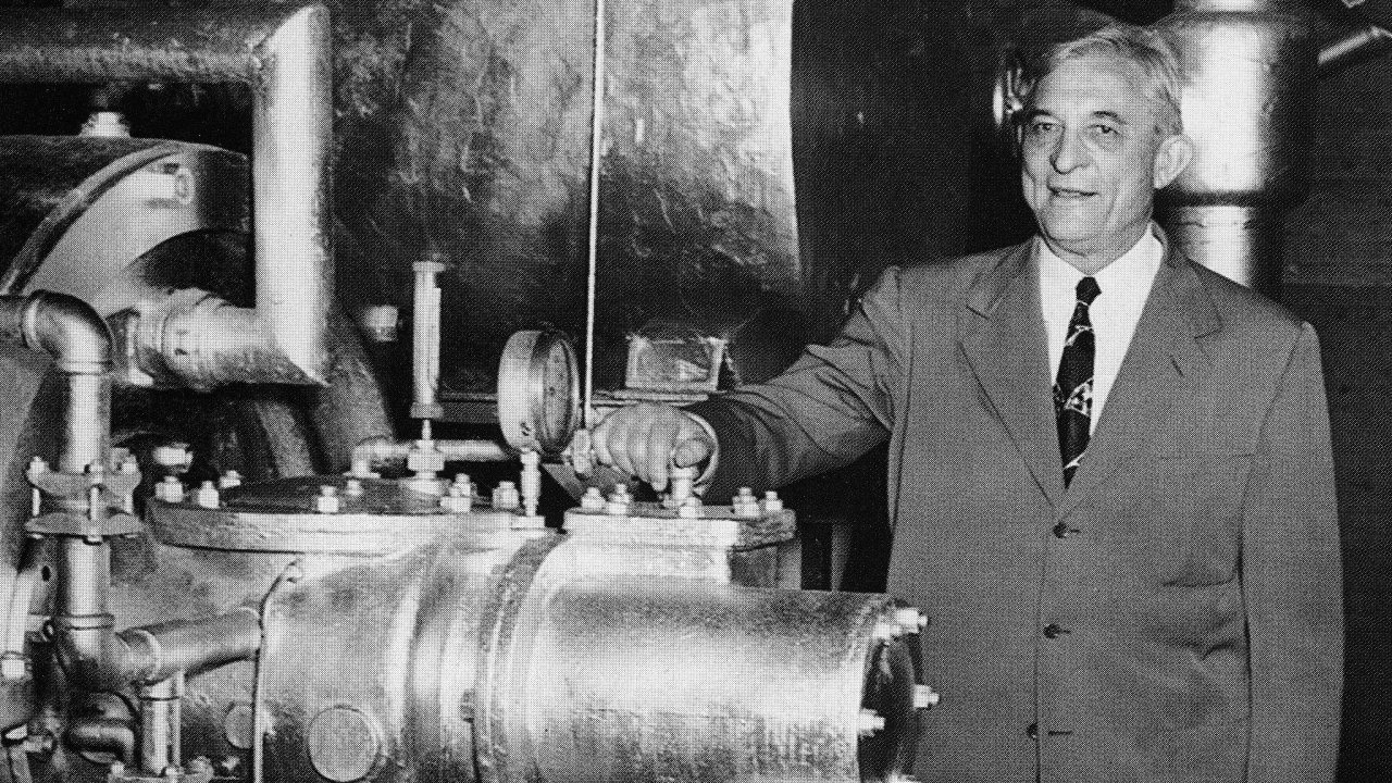 Vynlezce klimatizace Willis Carrier se svm pstrojem.