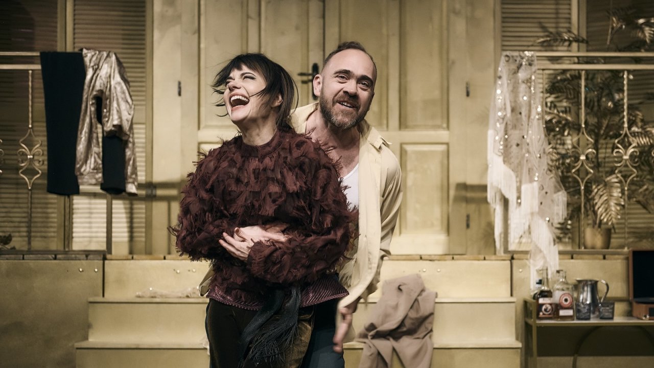 Jana Strykov� a Ji�� H�na v�Soukrom�ch �ivotech slavn�ho britsk�ho dramatika No�la Cowarda