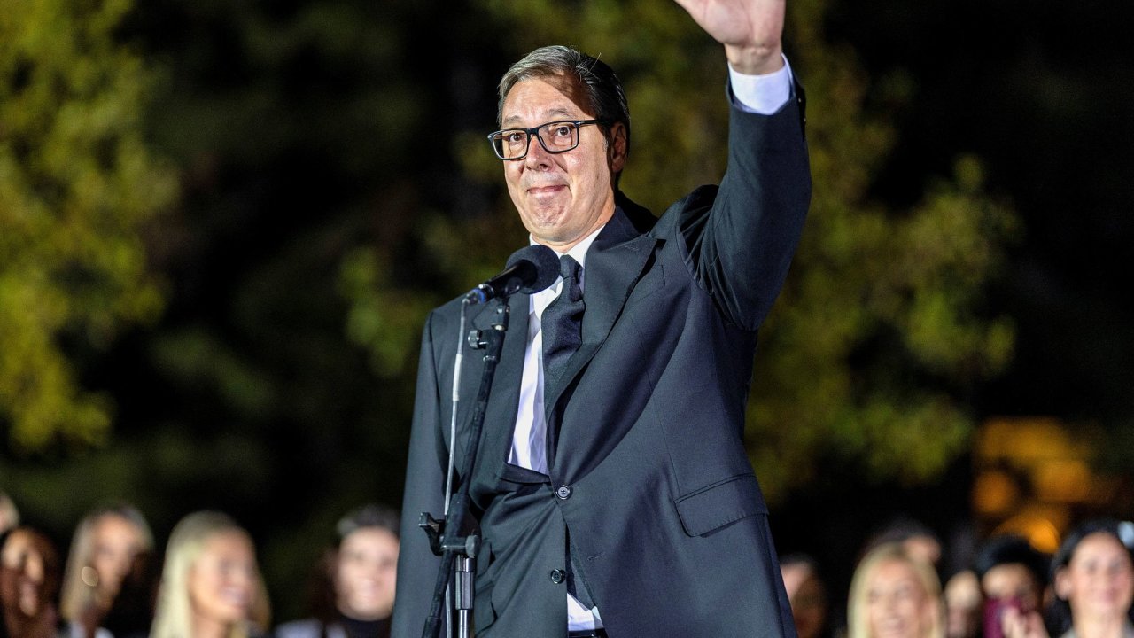 Srbský prezident Aleksandar Vučić mává občanům před budovou prezidentské...
