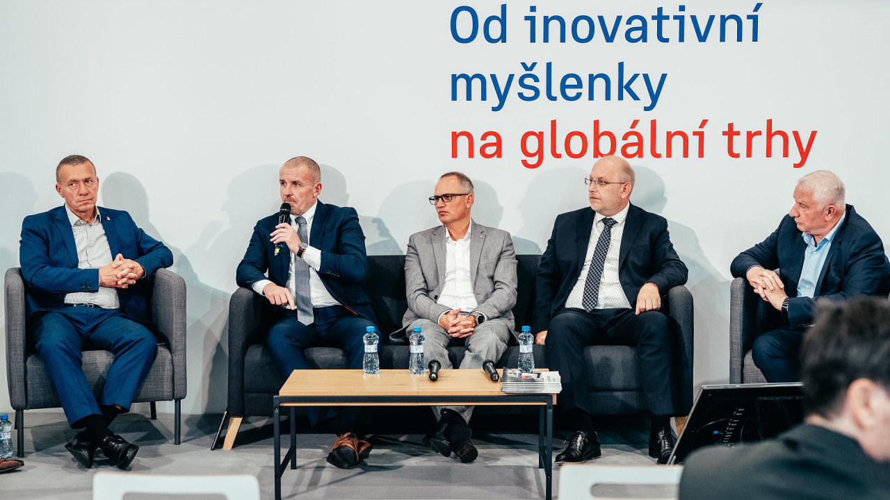 Diskutuj�c� (zleva): Daniel Krumpolc, CEO �EB, Petr Popel��, CEO MORAVIA...