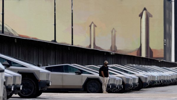FILE PHOTO: FILE PHOTO: Musk endorses idea of merging SpaceX and Tesla
