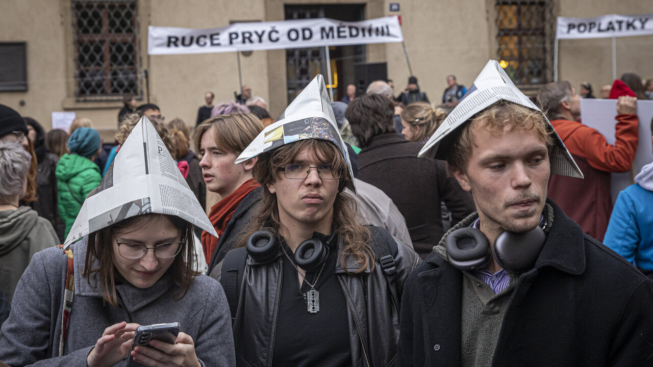 Demonstrace proti zru�en� koncesion��sk�ch poplatk� za �eskou televizi a...